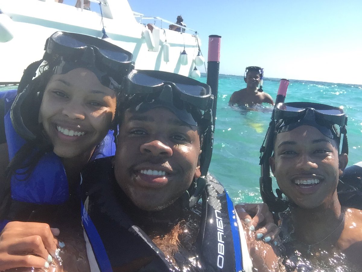 zuricheat's tweet image. "How you gon' be mad on vacation?" 👐🏾🌴☀️🌊🎉 #SpringBreak16 #PuntaCana