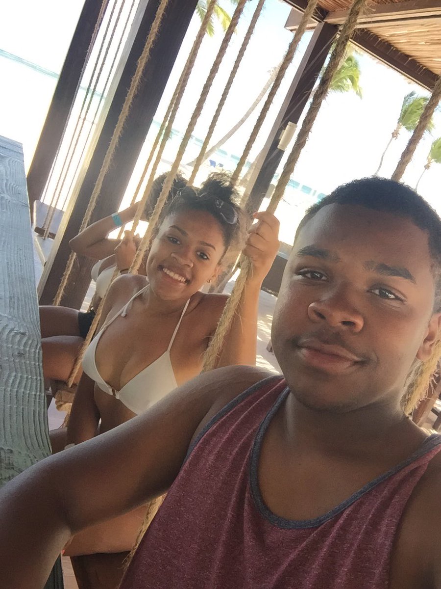 zuricheat's tweet image. "How you gon' be mad on vacation?" 👐🏾🌴☀️🌊🎉 #SpringBreak16 #PuntaCana