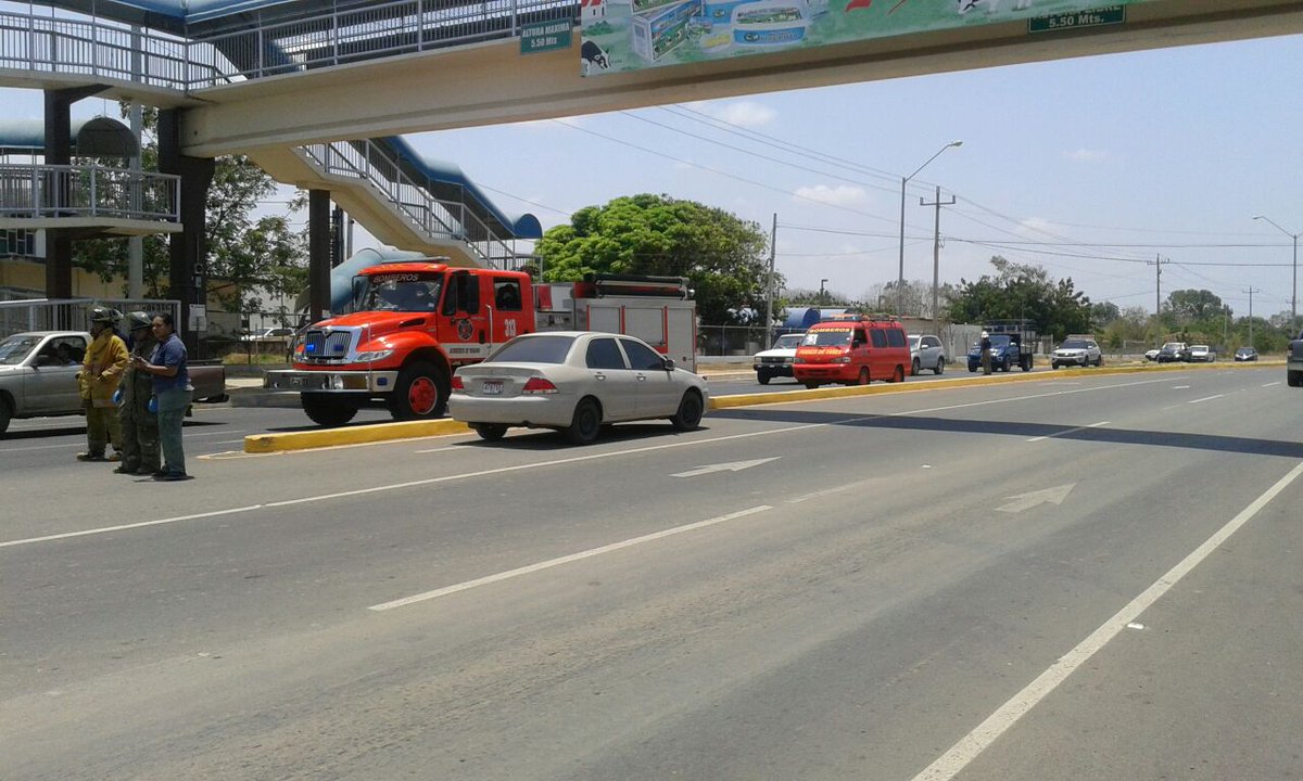 bomberoslosanto's tweet photo. Hecho de tránsito, carretera nacional, frente Hospital Anita Moreno,  @bomberoslosanto, atienden, no hubo  heridos. https://t.co/Frnvvk3dCY