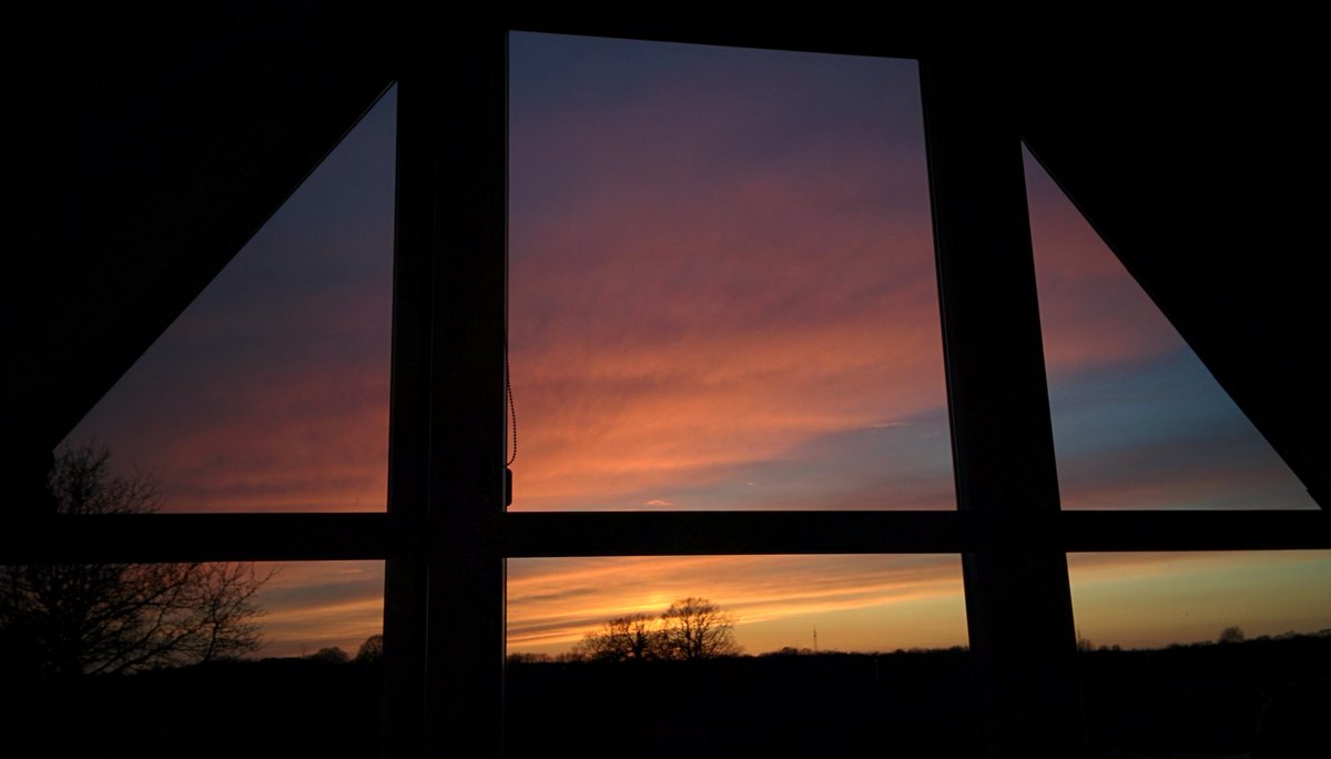 TheDrea76's tweet photo. Auf dem Sofa liegen und den Himmel beobachten https://t.co/ZnaGge3QWV