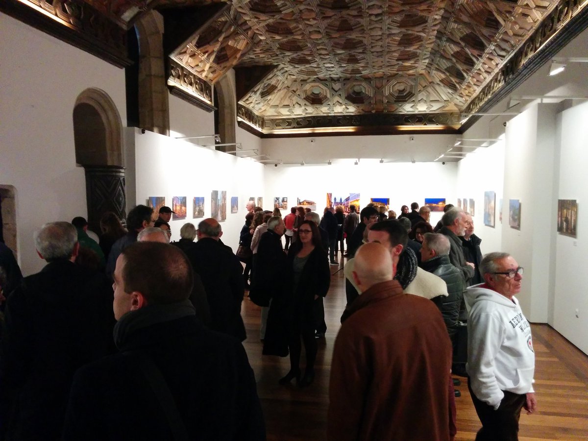 CuartoPublico's tweet photo. Inauguración de "Luces y silencios de la Compostela mística" de Antón Rodicio en el Pazo de  Fonseca. https://t.co/KgwPw4MhPn
