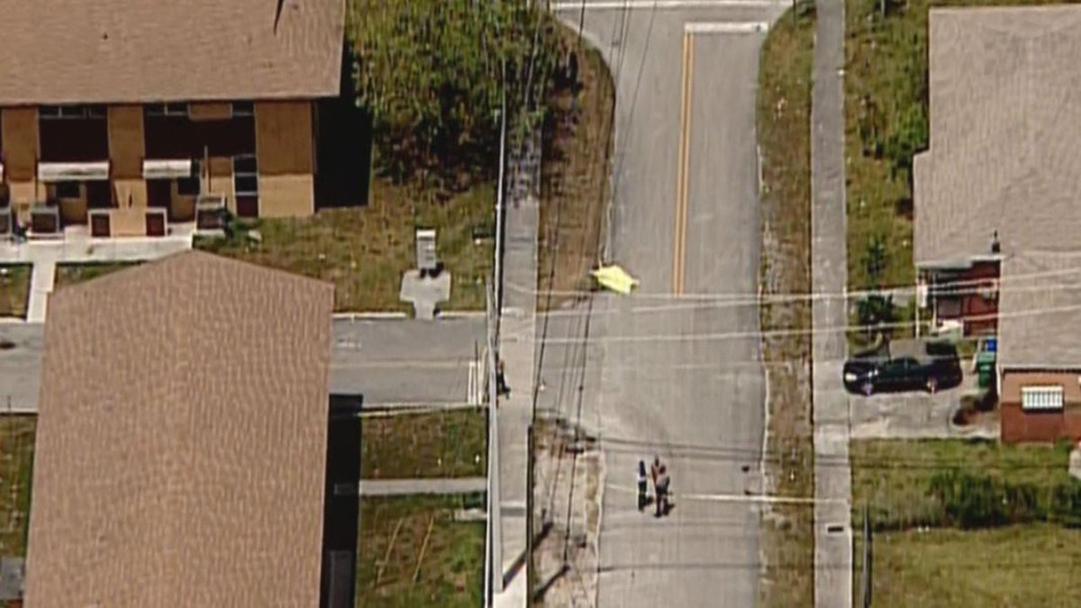 Triple shooting kills 1, injures 2 others in northwest Miami-Dade bit.ly/1pO8kUz?utm_me… https://t.co/0pKCGxQTRq