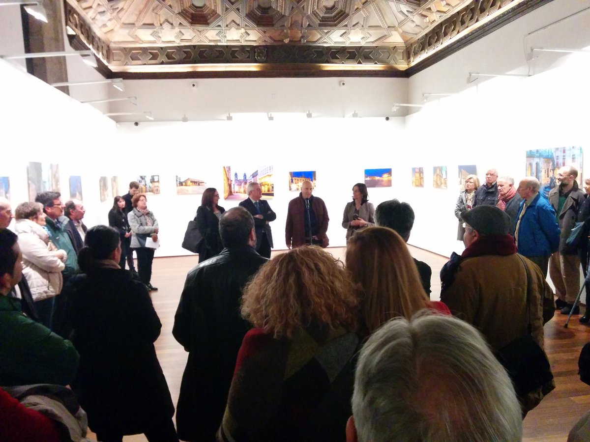 CuartoPublico's tweet photo. Antón Rodicio introduciendo su exposición "Luces y silencios de la Compostela mística" en el Palacio de Fonseca. https://t.co/jtKnF9ijW2