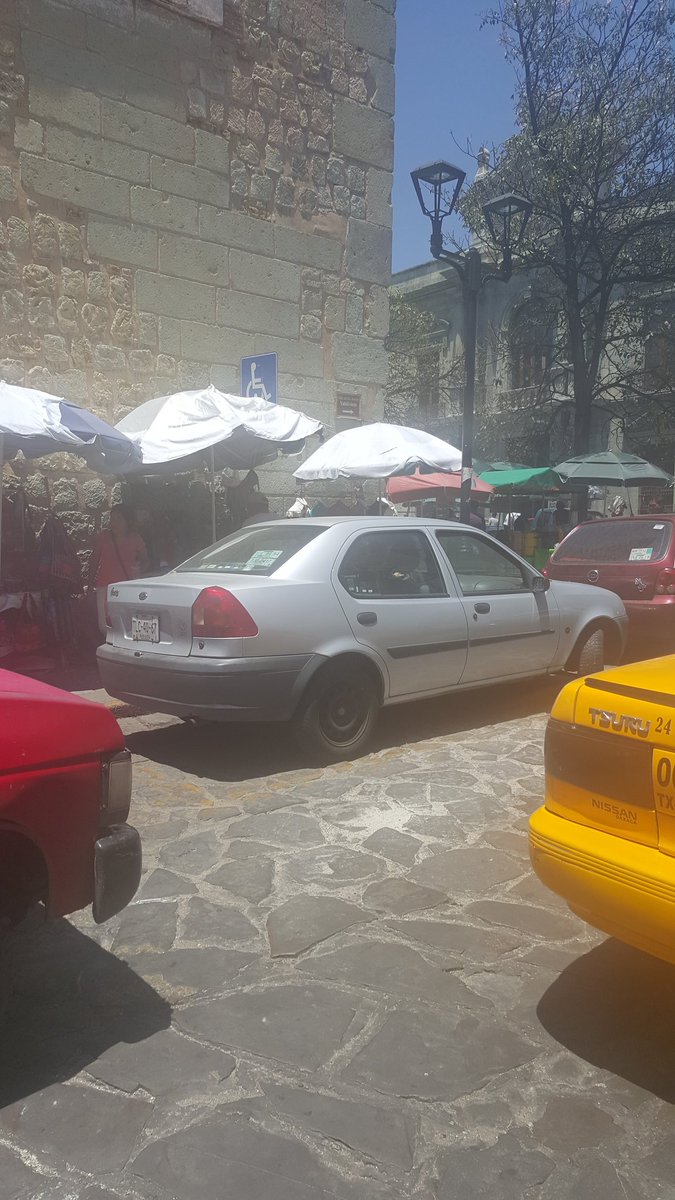 sniperoax's tweet photo. Le valió y se estacionó, no respeta lugares especiales, espero y la autoridad haga algo @ComSegPubOax https://t.co/JrUo7AGR90