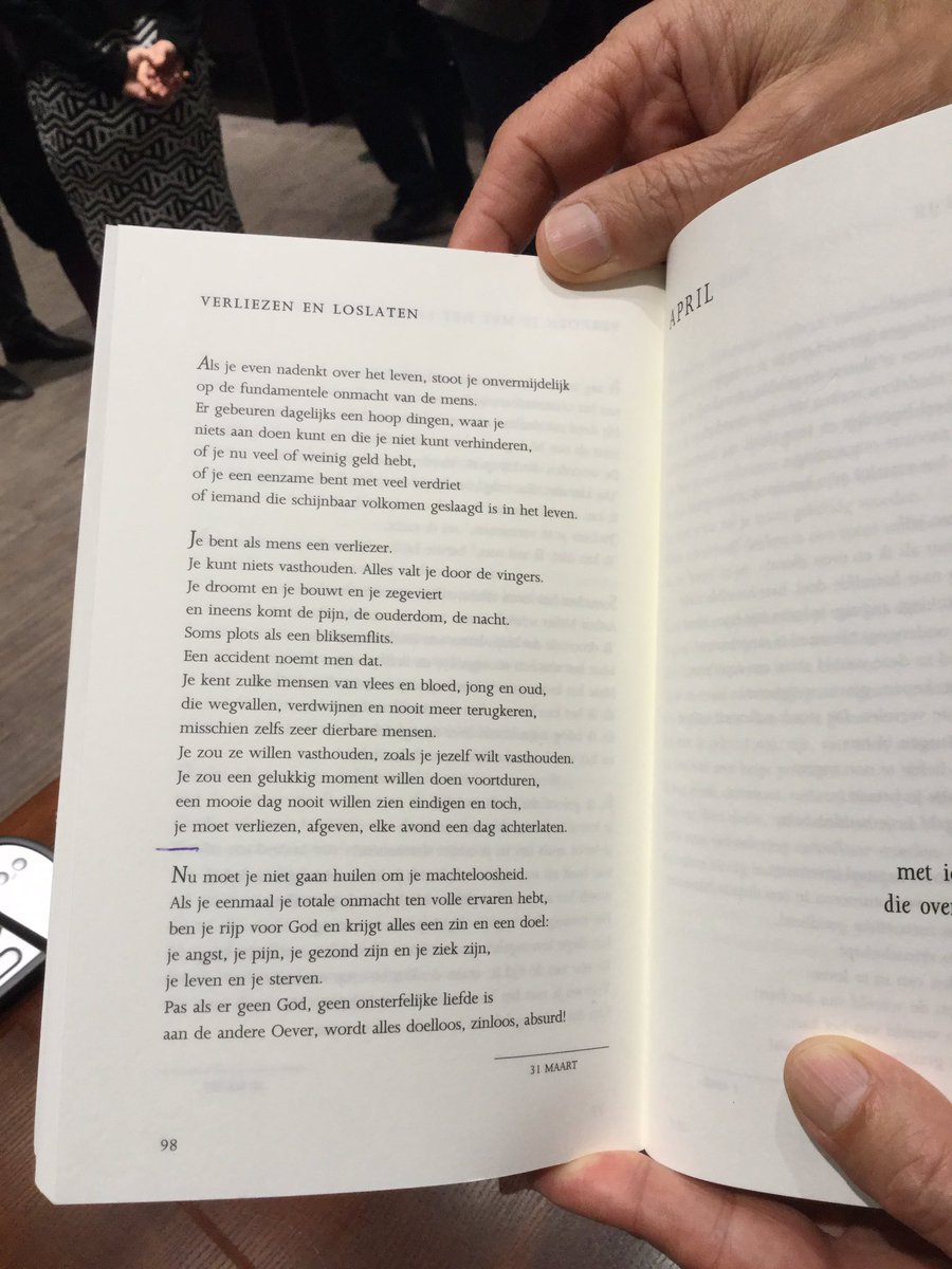 Gabrielle Gieling neemt na 10 jaar afscheid als griffier van de gemeenteraad. Een passend afscheid werd overhandigd.