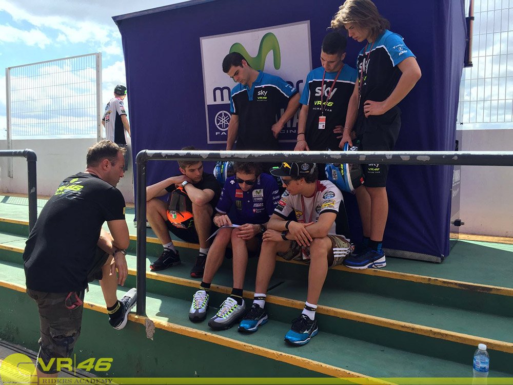 All'#ArgentinaGP è il momento degli 📝 e del giro di pista con <a href="/ValeYellow46/">Valentino Rossi</a>!