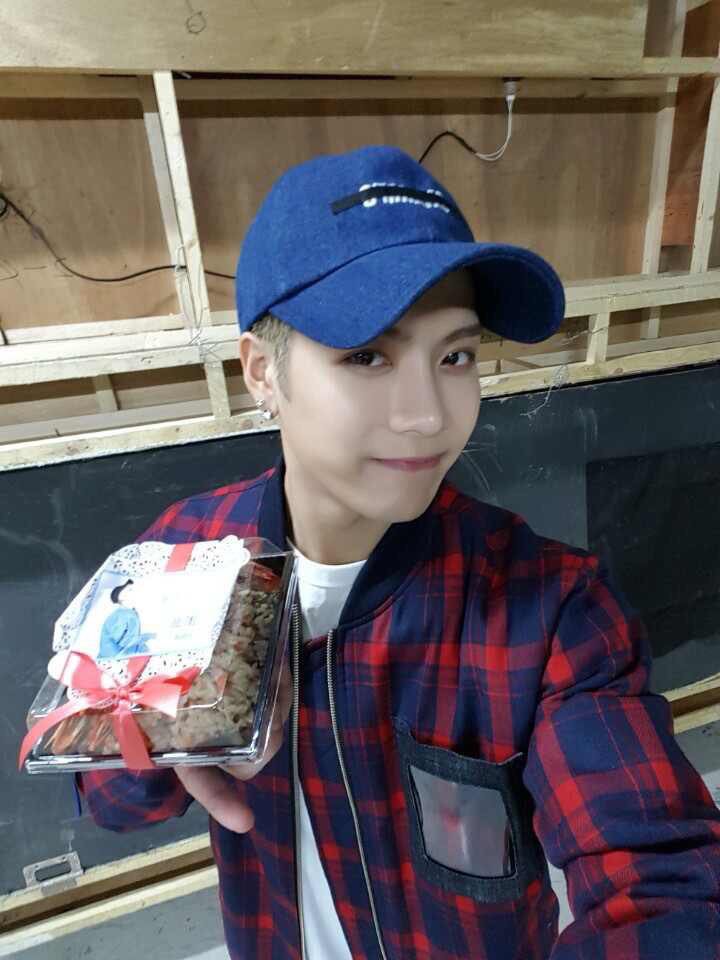 _kpopships's tweet photo. i ship you with yoongi, jackson and g dragon 💕 https://t.co/LUFpGmnSuJ