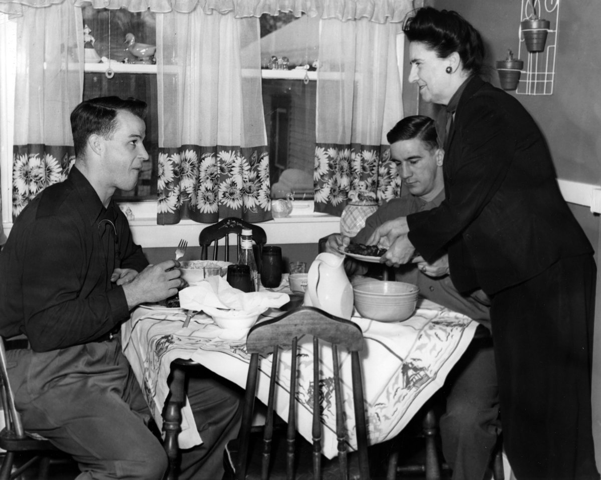 DetroitRedWings's tweet photo. #TBT: Gordie &amp; Ted are served breakfast by Ted's mother, Maude, before a game v. the Blackhawks.

TBT by @DMC_Heals https://t.co/gIdjy0dZS4