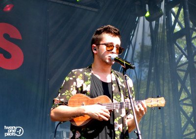 CalamitousGabby's tweet photo. #proudofemmablackery i dont know why u would ever feel unworthy, ur almost as cool Tyler Joseph with sunglasses https://t.co/eCFVlFRqbC