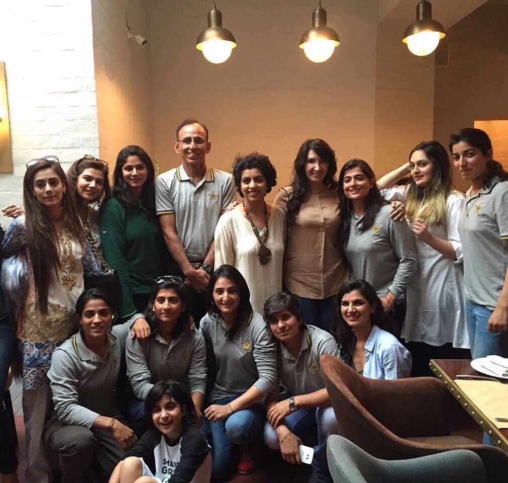NeverForgetpk's tweet photo. The Shernis's warm welcome at "Meet &amp; Greet" by @OfficialZeb. #GirlsInGreen #MainSherni @mir_sana05 @muniba_mazari https://t.co/8eHHuaIZqs