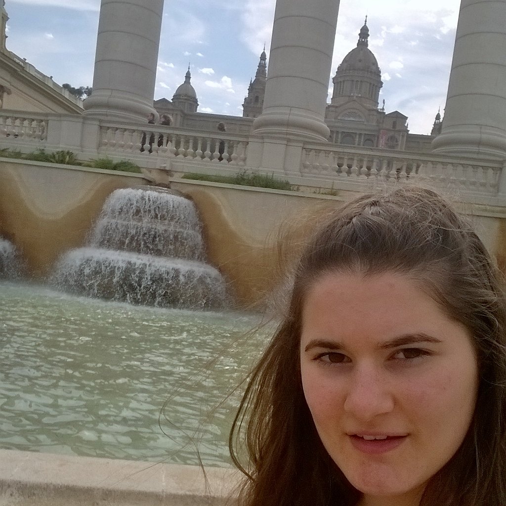 yoannahekimova's tweet photo. At the magic fountains today! It was so pretty! #Barcelona #magicfountains
https://t.co/86R6W9g4JL https://t.co/TIb6CnGpCL