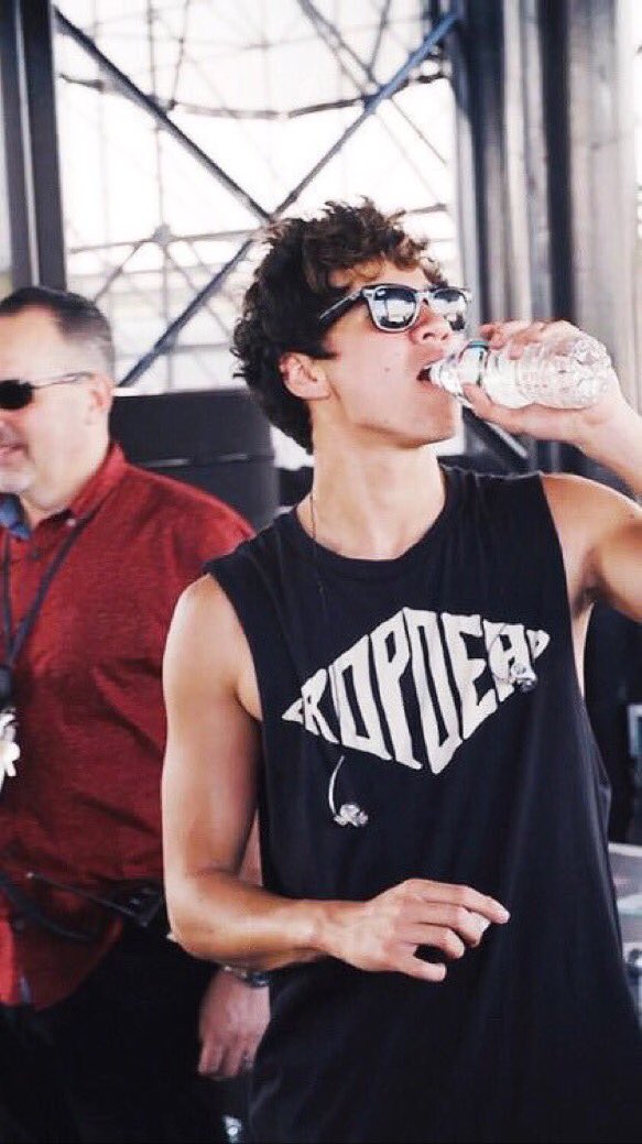 5sosworldalerts's tweet photo. didnt know drinking from a water bottle could be so hot

RT AND REPLY WITH #iHeartAwards #BestFanArmy #5SOSFam https://t.co/3Zm5l8Gsmn