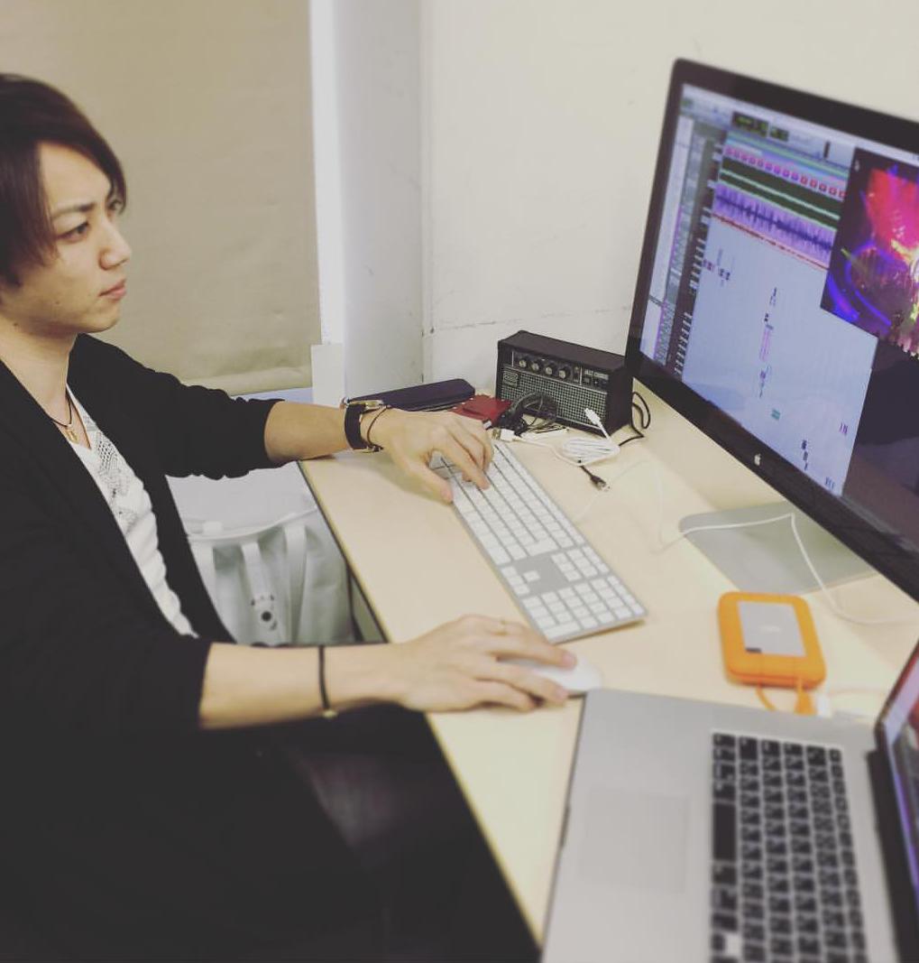 DancerSamejima's tweet photo. Hard at work! #TAKUMI #GACKT #LVL https://t.co/vSH3HyrZWR