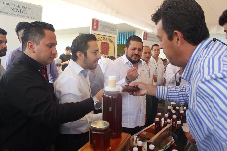 Fofoechiapas's tweet photo. @OscarGOchoa asistió al Encuentro Estatal de Economía  Social 2016, donde participaron productores Chiapanecos. https://t.co/TVtr0nnqJh