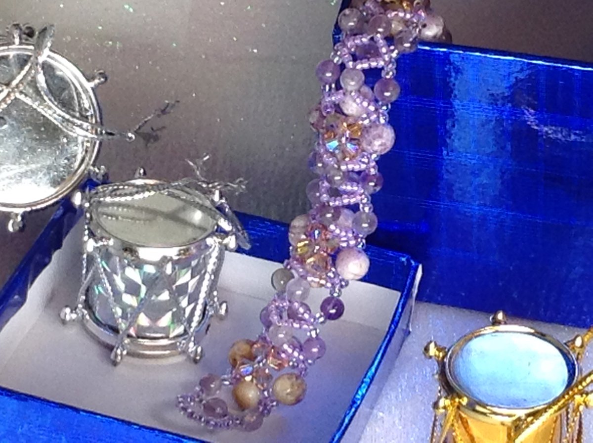 synergemz's tweet photo. Lavender Flower Bracelet by @synergemz #LepidoliteBeads #SwarovskiCrystals https://t.co/4n7TTpLsDp via @Etsy https://t.co/Iqa3xTcdcc