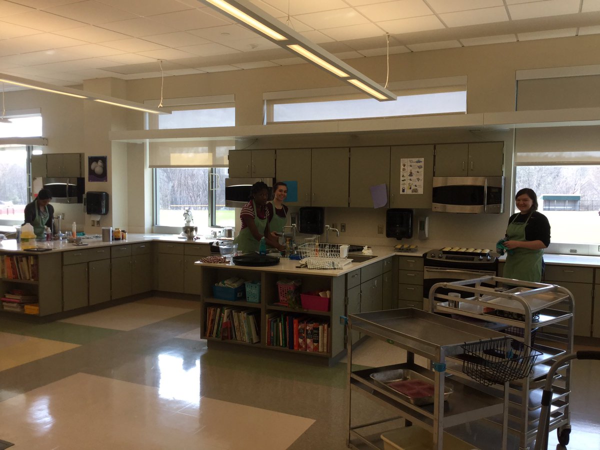 hanleya2017's tweet photo. NHS and FCL working hard to get ready for #edcampgrafton https://t.co/raGAhgWSSo
