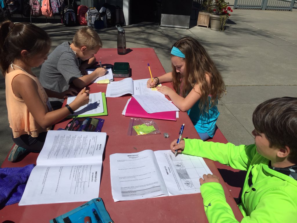 Syfifthgrade's tweet photo. Creating storyboards, future animators #bizworld #room1 #entrepreneurs https://t.co/mEdbWXp5Eb