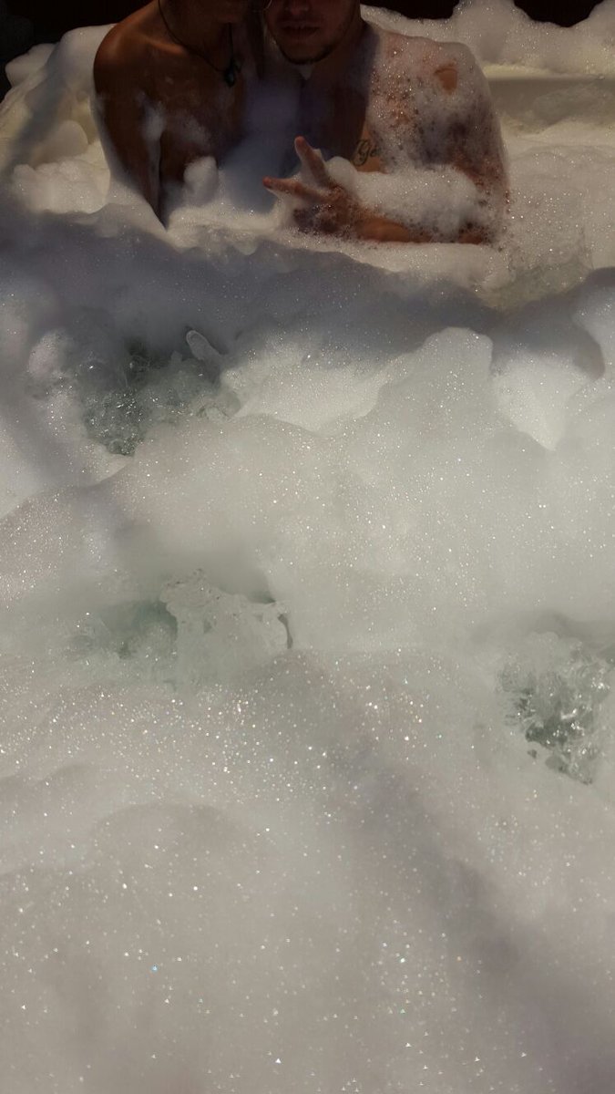 laflacabellaz's tweet photo. Jueves de jacuzy difrustando la cosa buena de la vidad https://t.co/cK27wkEr5g