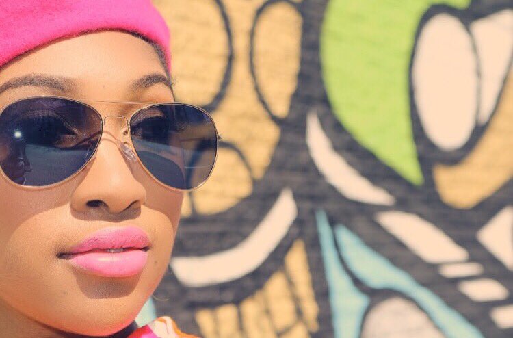 virlecole's tweet photo. How to style Vintage w/Art in public places for style feature for #huffpoststyle @michelleapersad  @HuffingtonPost https://t.co/i2jQ2SwW6L