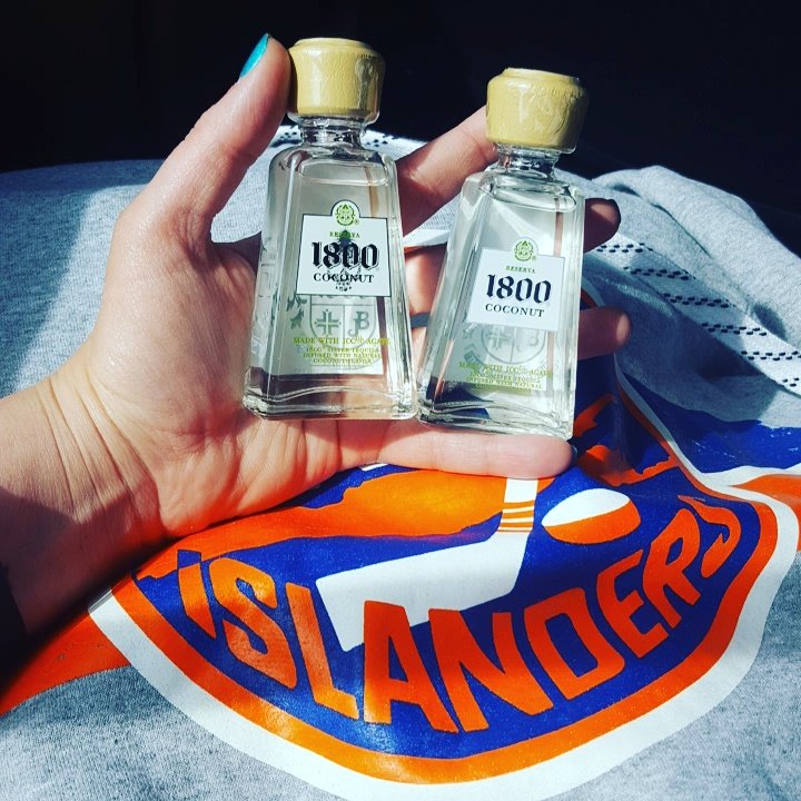 rinniekitty's tweet photo. Backseat buddies on the way to BK! #LGI #Isles #1800Coco #NeedThesePoints #BlueAndOrangeAllDay https://t.co/RhSOSXHf6P