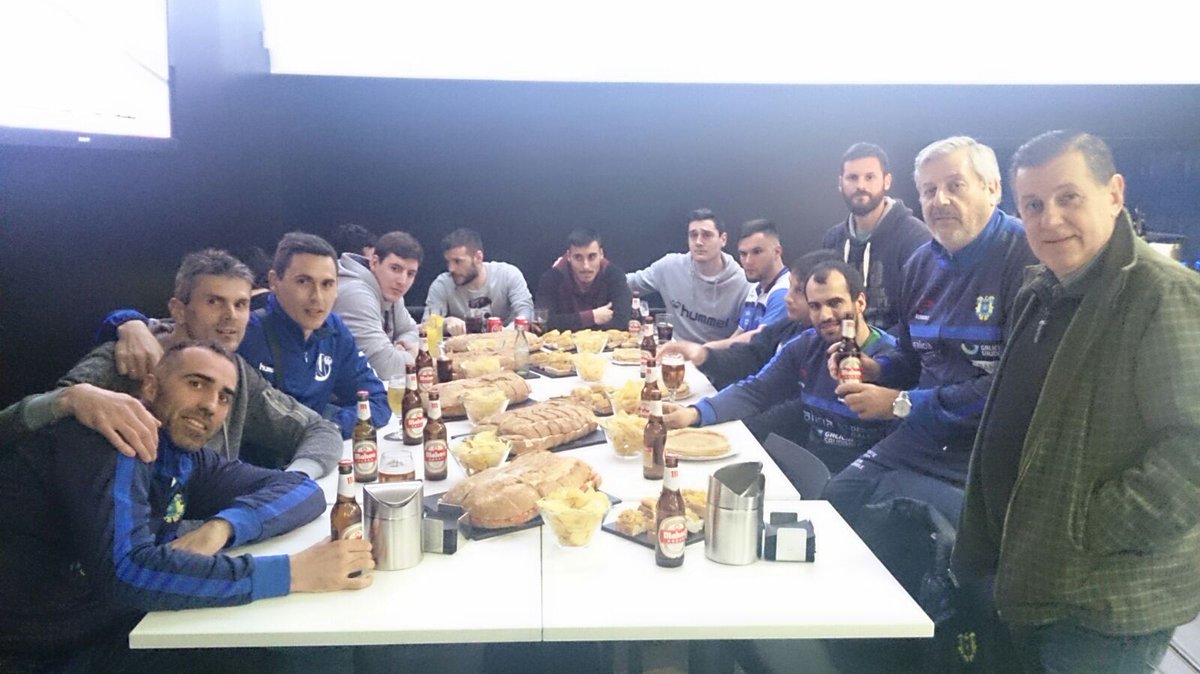 Pues aquí estamos disfrutando de refrescante <a href="/mahou_es/">Mahou</a> y  pinchos deferencia de Yani en cafetería Enziani #3tiempo