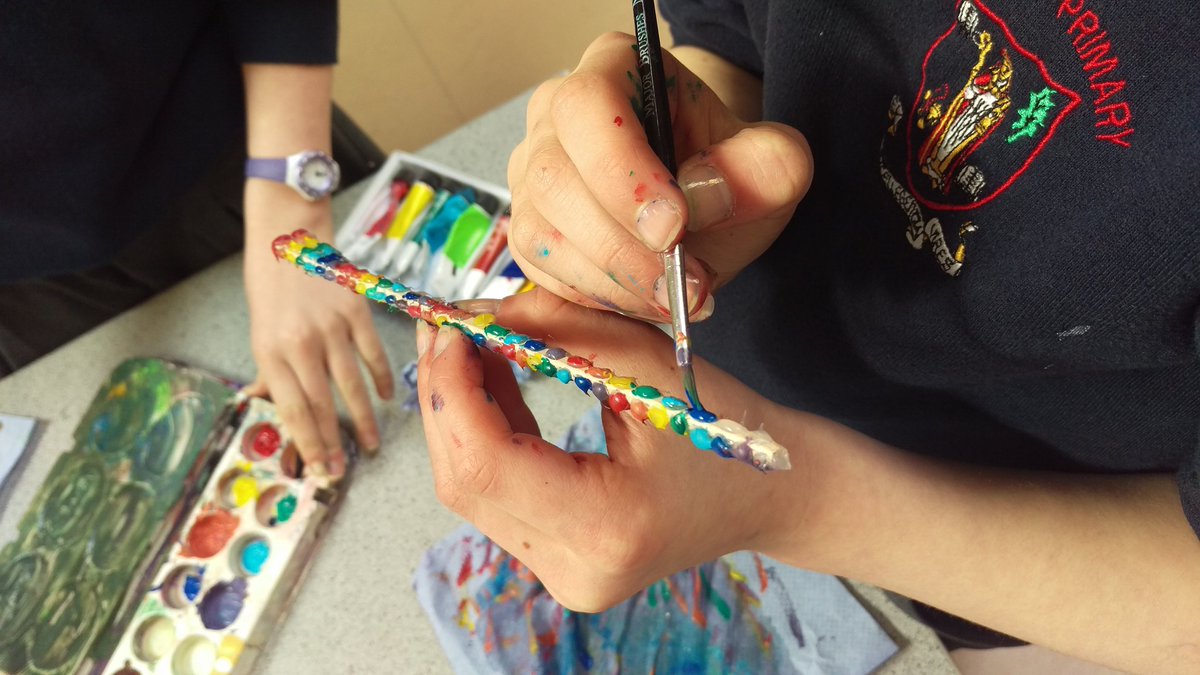 P7_BPS's tweet photo. @BanchoryPrimary Making wands and boxes 💥
#harrypotter
#technology
#cuboidnets
#glueguns
#paint https://t.co/4LeJunExqo