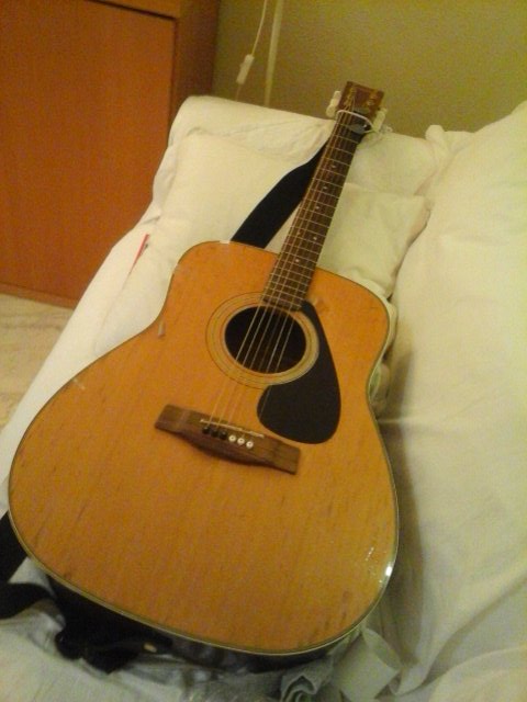 Yamaha fg335.Nacida en 1979,cambiada por una flamenca y 100 euros en 2003.7 años de calle..y grabación #Feelsoalive