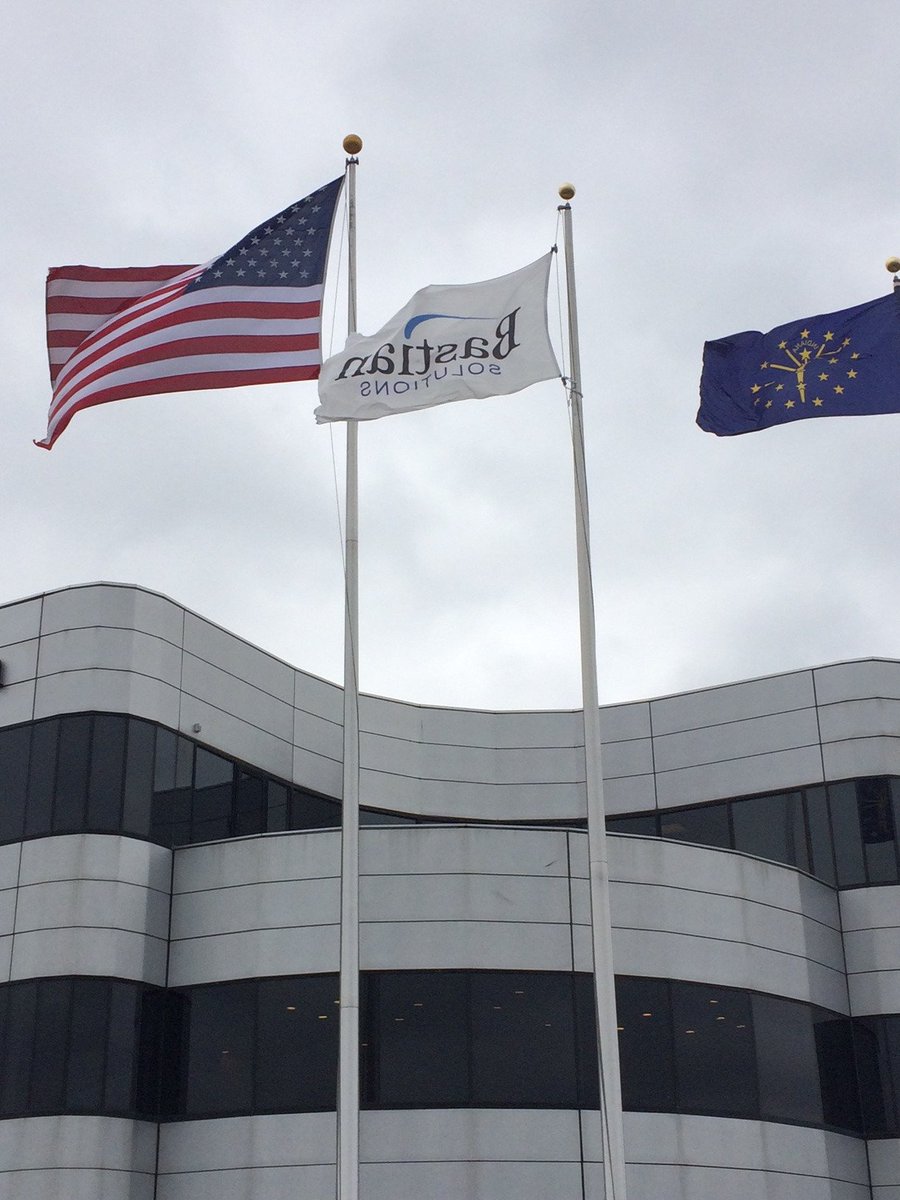 HelenWellsAgenc's tweet image. Definitely a windy day in Indy! Flags are flying! #blusteryday #flyingflags #locationlocationlocation