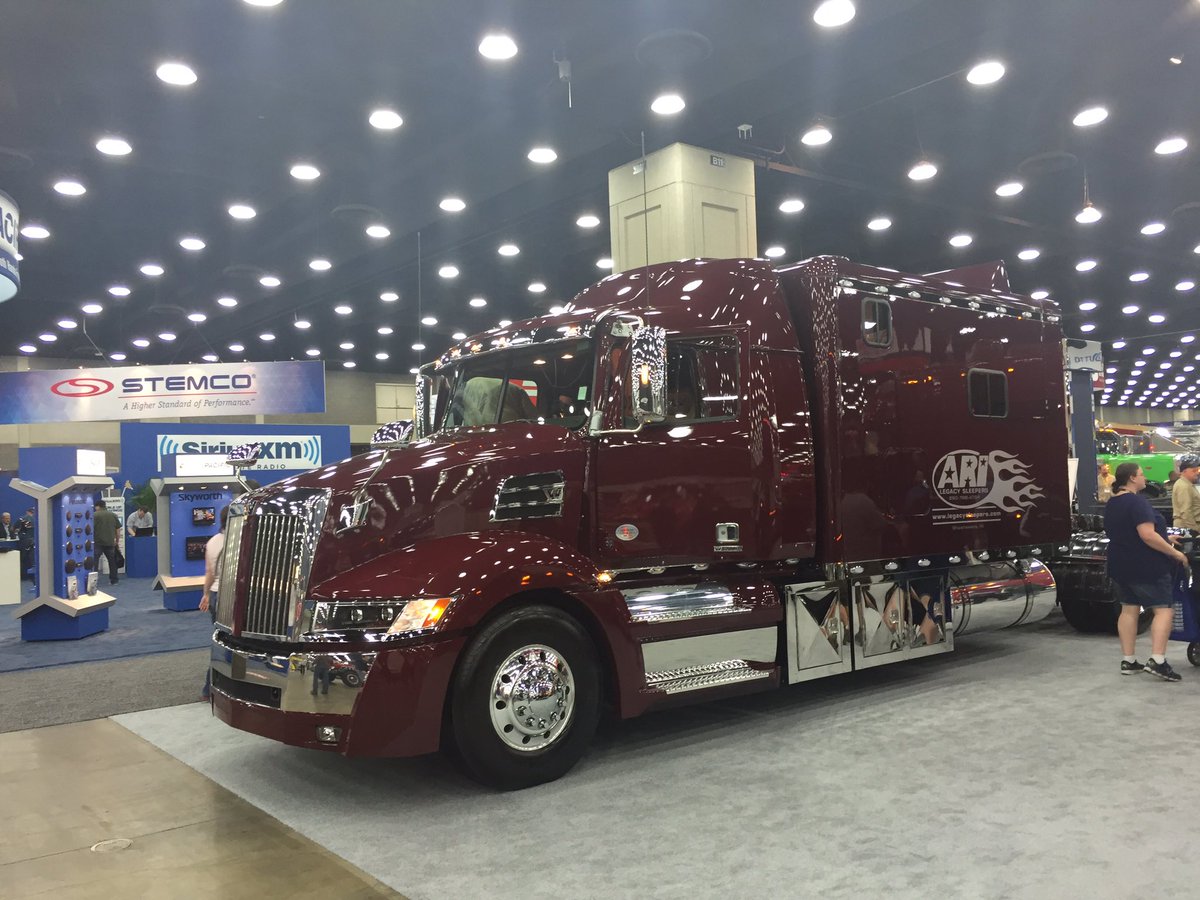 The land of gigantic sleepers #MATS2016 <a href="/VolvoTrucks/">Volvo Trucks</a> <a href="/PeterbiltMotors/">Peterbilt Motors Co.</a> <a href="/KenworthTruckCo/">Kenworth Truck Co.</a>