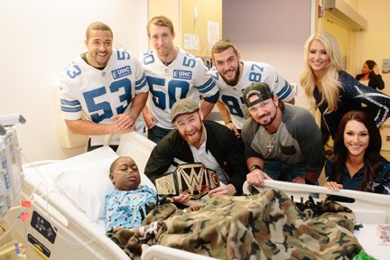 childrens's tweet photo. Thanks @dallascowboys players @MNzeocha #SeanLee &amp; #GeoffSwaim &amp; @DCCheerleaders for visiting our patients! https://t.co/KgpLAvNA1g