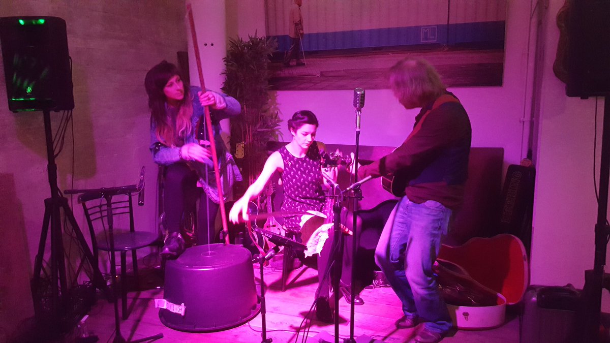 Popunie's tweet photo. Zingende zagen, wastobbe bassen, Elma @halfwaystation en @MichelEbben het kan niet op @Team_MemoryLane #010isTof https://t.co/UMHiMDkmlc