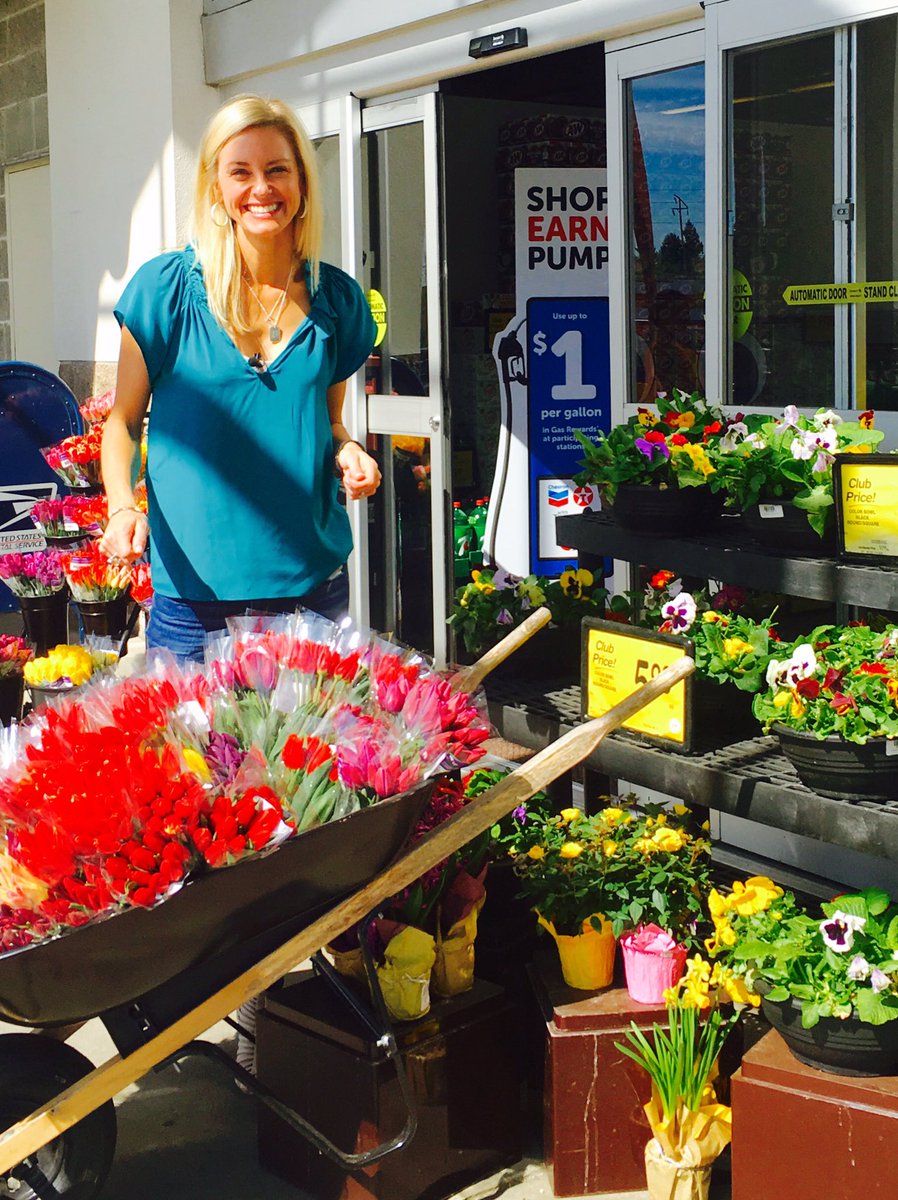 ErinMayovsky's tweet photo. It's a floral kind of day here @SeattleRefined we're talking trends with @Safeway #Lyrical #BeYouByDesign https://t.co/wfxI3ASf4g