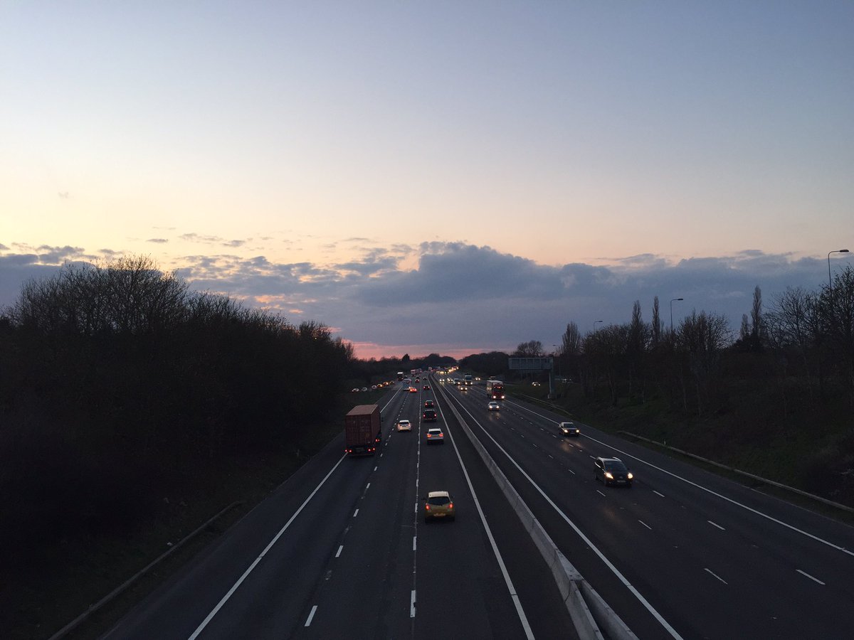 ChadMclean_'s tweet photo. Always got time for mid run sunset snaps #M1 #junction15 #sunset #ukrunchat https://t.co/ROfDJ3nNBw