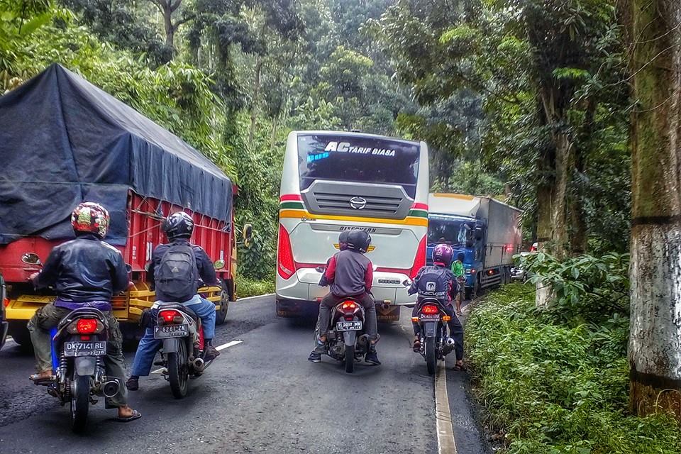 Momen yang sangat pas dari mas Ivan. Mila Sejahtera AKAS IV Banyuwangi-Jogja di tanjakan Gumitir