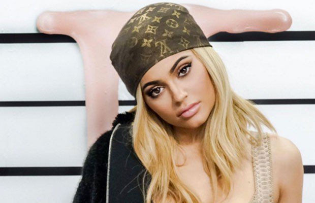 CELEBUZZ's tweet photo. .@KylieJenner drops mini movie announcing the arrival of her lip gloss line: https://t.co/wUrq8aZ65w https://t.co/tdsZXhD8T2