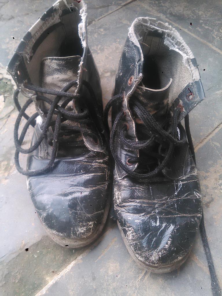 PutraRmadhan's tweet photo. Docmart ori englan size 41 keun wios 100rb we #ModalFinal @BobotohID @tribunbobotoh @hooliganbdg @bomber_online https://t.co/6zNICjQ9JY