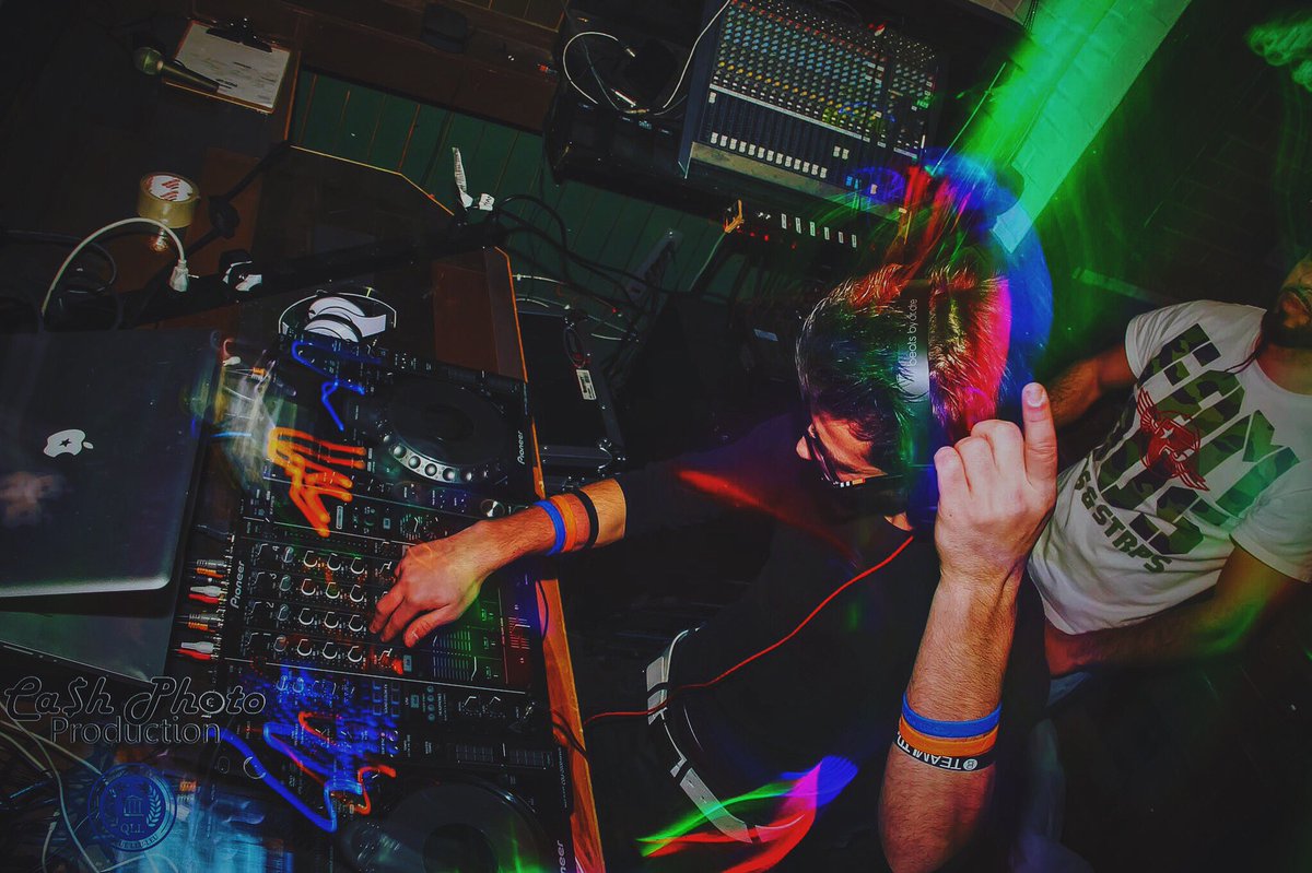 The last DJ to be taking over the stage at #FVCKTHERSCORE2016 is <a href="/JesseTorossian/">Jesse T.⚡️🔉⚡️🖤</a> He's very excited to be back!🎶❤️