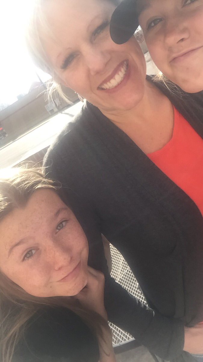 KimStringfellow's tweet photo. Shopping with my girls! ❤️ @17kstringfellow https://t.co/yi67GL4UFI