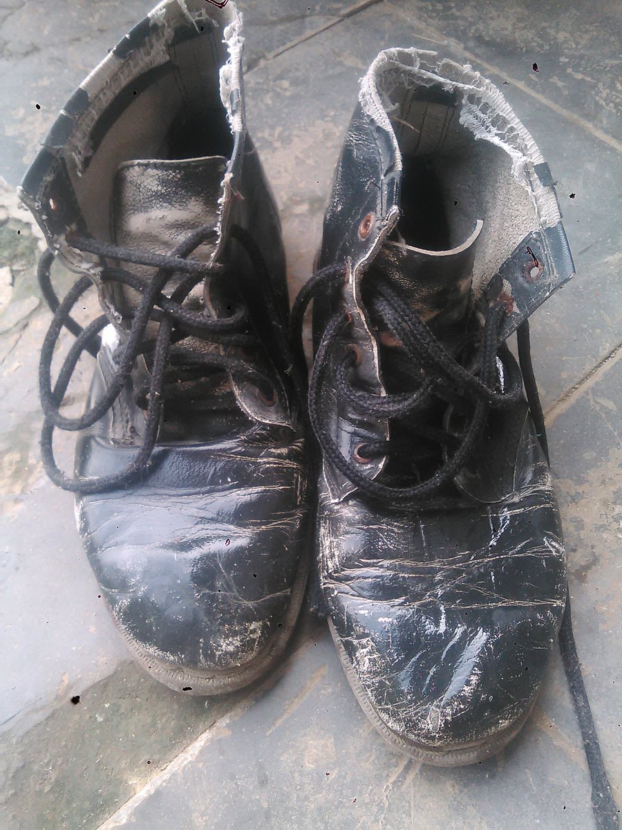 PutraRmadhan's tweet photo. Docmart ori england size 41 wios 100rb #ModalFinal bbm : 7D956E73 @BlueHooligan_33 @officialvpc @tribunbobotoh https://t.co/C7ZQ8tiMFr