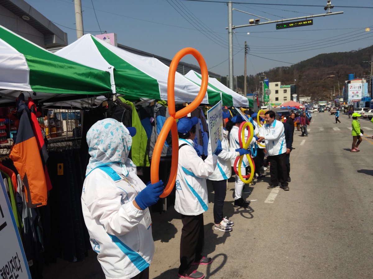 남원,임실,순창 국회의원 기호8번 강동원.

임실 장날,

강동원 의원께서 오셨습니다.
고생하는 선거운동원분들과 악수 나누고 계십니다.