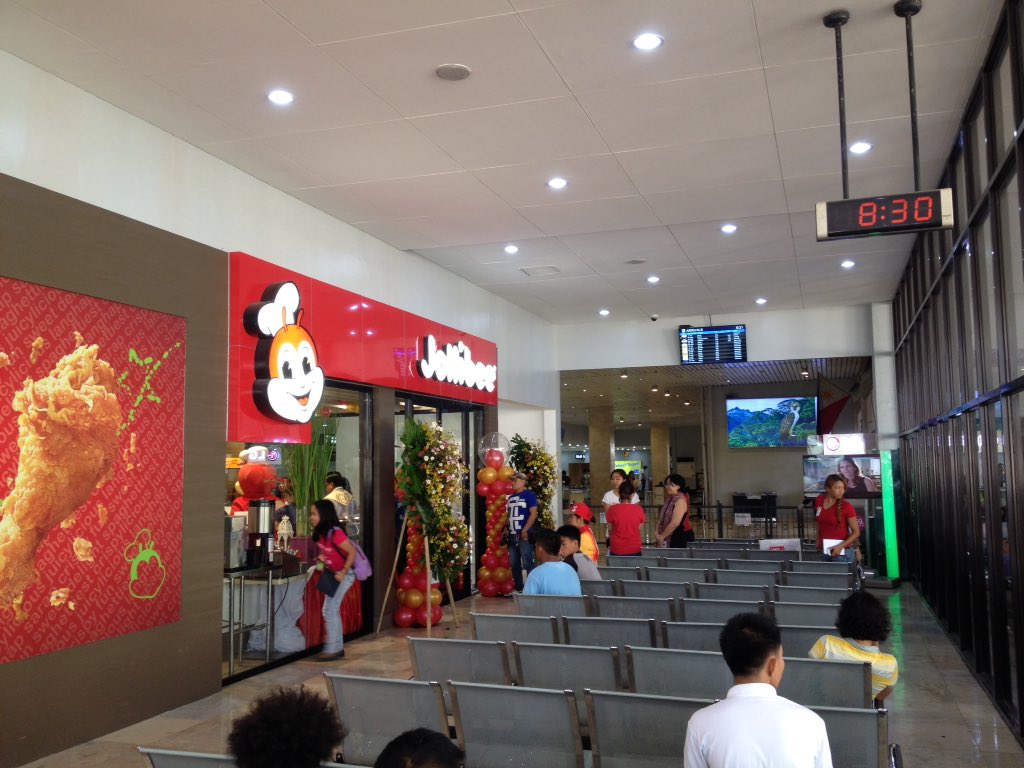 セブ空港のJollibee、本日OPEN。オープニングパーティーにジョリビー君が登場してました