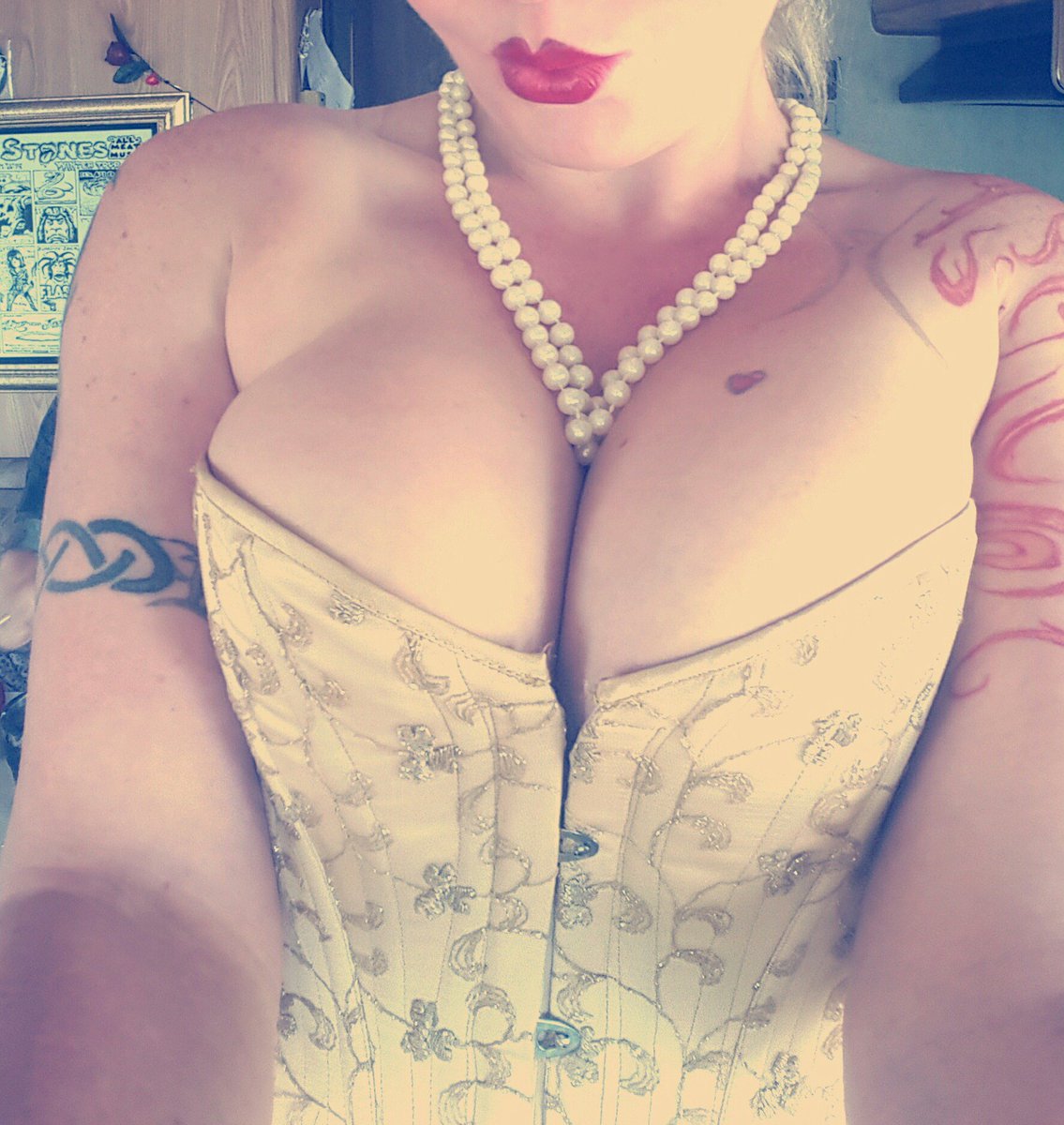ZoeJayJay's tweet photo. #NotYourGrandmothers #corset & #pearls - lol ;) Please please #VOTE ==> https://t.co/jHWwiLNNB3 // #EdenModelSearch https://t.co/SNLenNFOPj