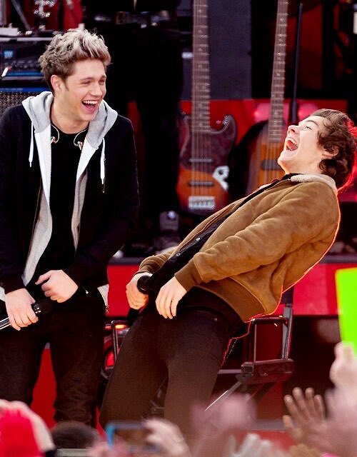 HarryS_thankyou's tweet photo. когда они вместе то *серьезность* не про них 😹😹#BestFanArmy #Directioners #iHeartAwards #HarryStyles #NiallHoran https://t.co/k3MuIcYysR