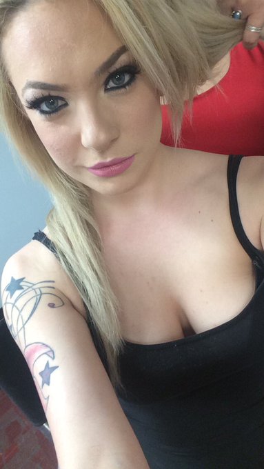 In hair and makeup for @Hustler. 💆 https://t.co/srXd6TVrZ6<a class="tags" href="/tag/hustler">@hustler</a>