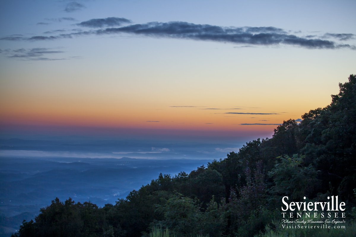 SevierFun's tweet photo. Good evening from Sevierville! We hope to see you soon! #SpringInTheSmokies https://t.co/qjlYUKCNBb