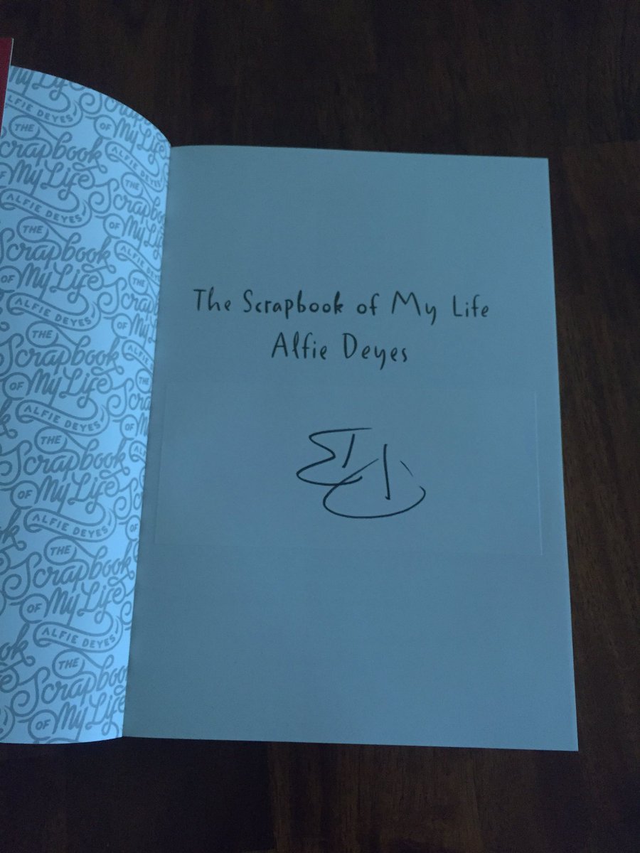 suggsftniall's tweet photo. @PointlessBlog IT CAME!!!! But you signed it upside down HAHAH😂😂❤️❤️❤️ https://t.co/gAPMkhyNln