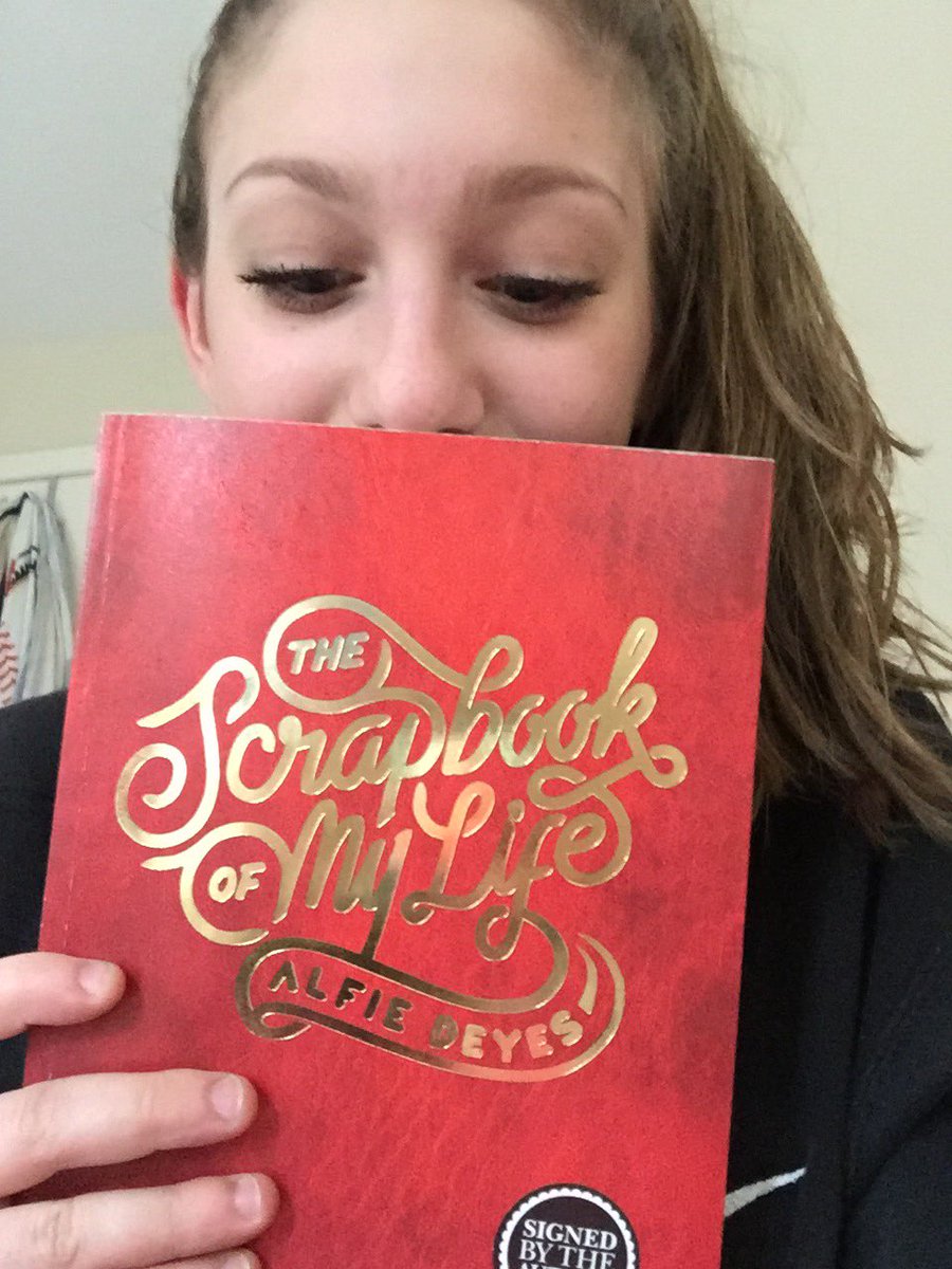 suggsftniall's tweet photo. @PointlessBlog YAY I GOT YOUR BOOK!!! You signed it upside down I'm crying hahahah 😂😂😂❤️❤️❤️ https://t.co/eAMDol2y9o
