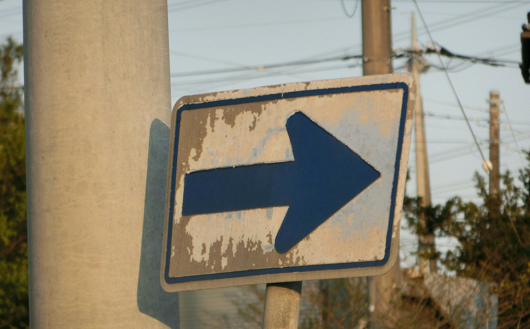 名古山 超激レア標識 右折可 1986年に法令に追加されたものの 日本の道路交通の原理上右折専用道路が全国にほとんど無いため設置されたケースは殆ど無く 存在自体が疑わしいものとなっていた しかし16年3月茨城県某所で遂に発見 T Co