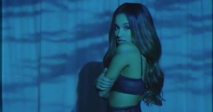 DivulgaArianaG's tweet photo. Forninhos destruídos depois desse clipe! MEU DEUS QUE MULHER É ESSA? 😱😍 https://t.co/vyYf1WMovr