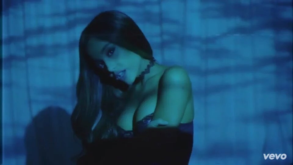 DivulgaArianaG's tweet photo. Forninhos destruídos depois desse clipe! MEU DEUS QUE MULHER É ESSA? 😱😍 https://t.co/vyYf1WMovr